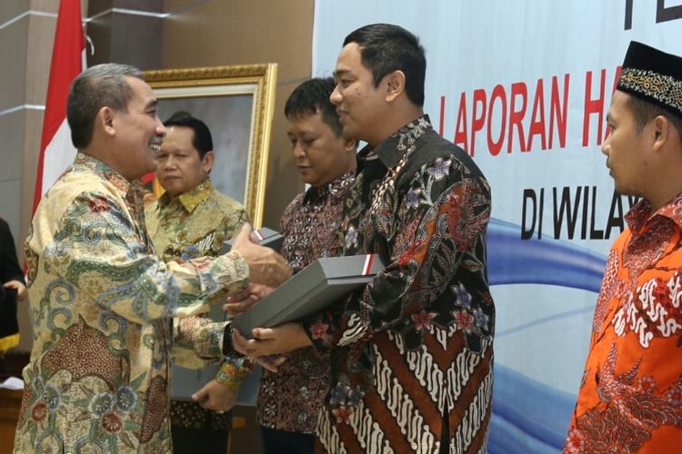 BPK menyerahkan laporan hasil pemeriksaan anggaran 2016 Kota Semarang kepada Walikota Semarang Hendrar Prihadi. Penyerahan laporan dilakukan di kantor BPK Perwakilan Provinsi Jawa Tengah, Jalan Perintis Kemerdekaan, Semarang, Rabu (7/6/2017)