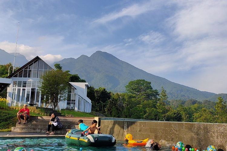 Kolam renang yang memiliki pemandangan belakang Gunung Salak di Hotel Leuweung Geledegan Ecolodge Bogor, Minggu (8/12/2019). 