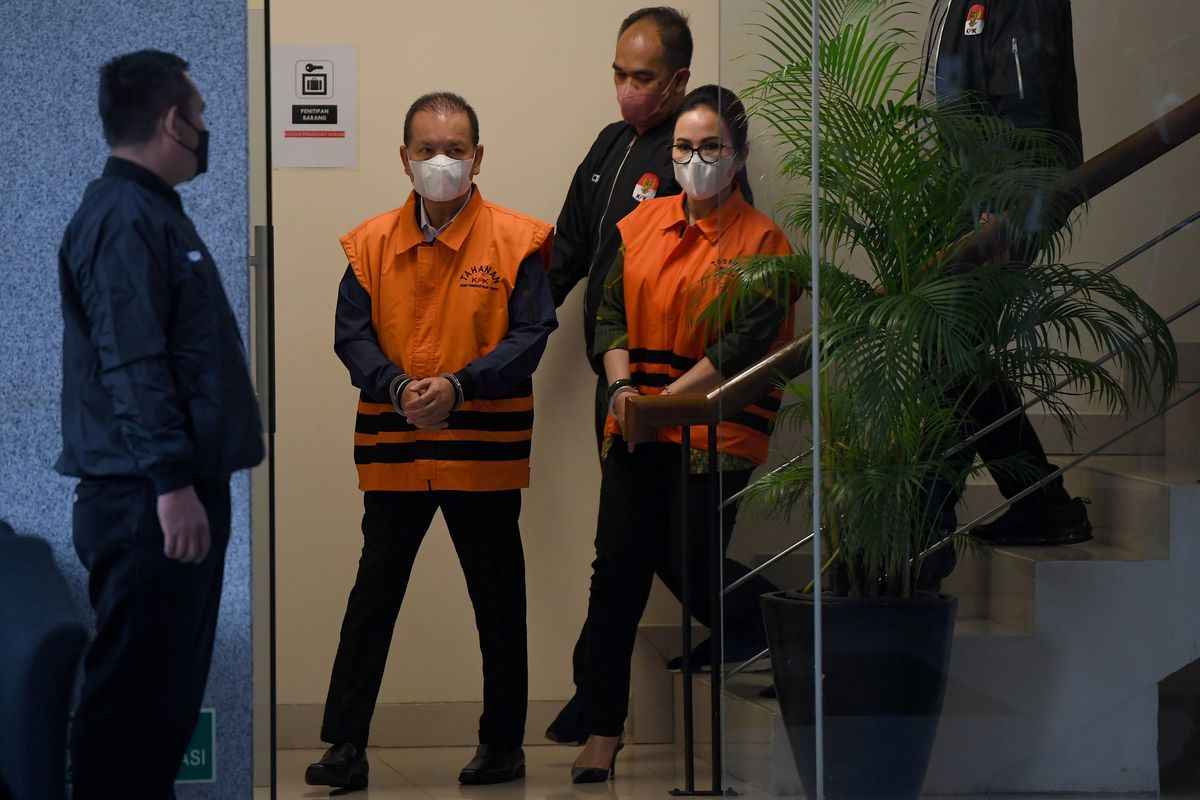 Para tersangka selaku Bupati Kapuas, Kalimantan Tengah Ben Brahim S Bahat (kedua kiri) dan istri yang juga anggota DPR Fraksi NasDem Ary Egahni (kanan) berjalan menuju ruangan konferensi pers di Gedung Merah Putih KPK, Jakarta, Selasa (28/3/2023). KPK menetapkan pasangan suami istri tersebut sebagai tersangka terkait dugaan korupsi berupa pemotongan anggaran seolah-olah sebagai utang kepada penyelenggara disertai dengan penerimaan suap di lingkungan pemerintah daerah Kabupaten Kapuas, Kalimantan Tengah dengan jumlah uang yang diterima tersangka sebesar Rp8,7 miliar. ANTARA FOTO/Sigid Kurniawan/foc.