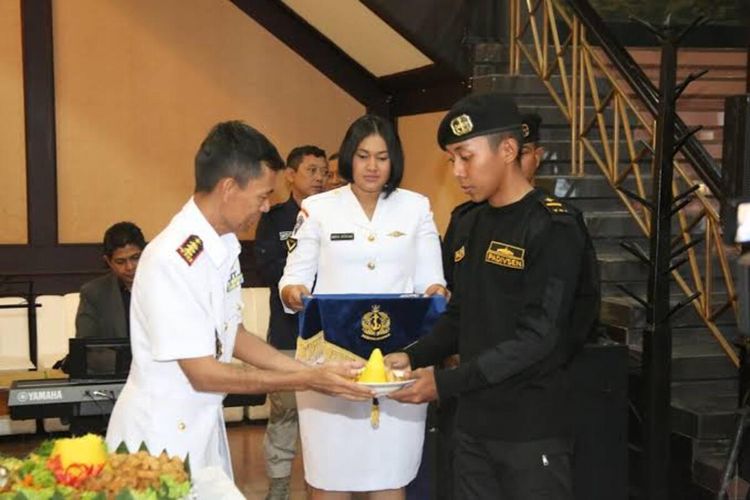 Mantan Komandan Satuan Kapal Selam Koarmabar II TNI AL sekaligus Mantan KRI Nanggala 402 Kolonel Laut (P) Iwa Kartiwa, saat masih bertugas dan saat ini terbaring sakit karena keracunan zat besi kapal selam selama puluhan tahun bertugas.