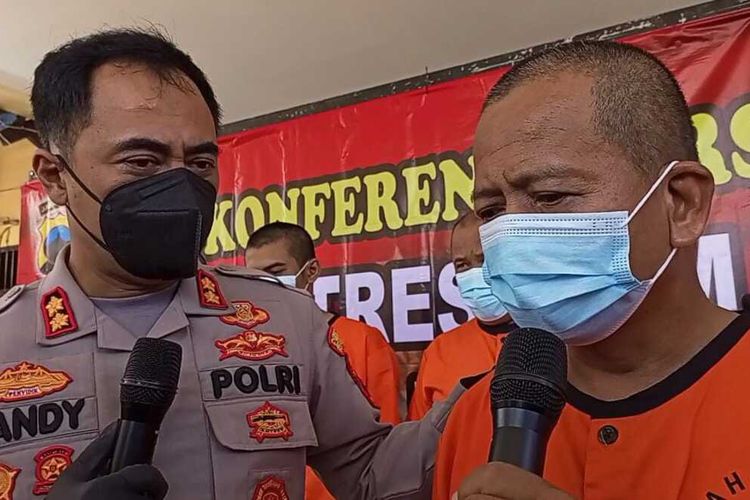 Kapolres Rembang, AKBP Dandy Ario Yustiawan menginterogasi tersangka pemalsuan dokumen di Mapolres Rembang, Senin (28/3/2022)