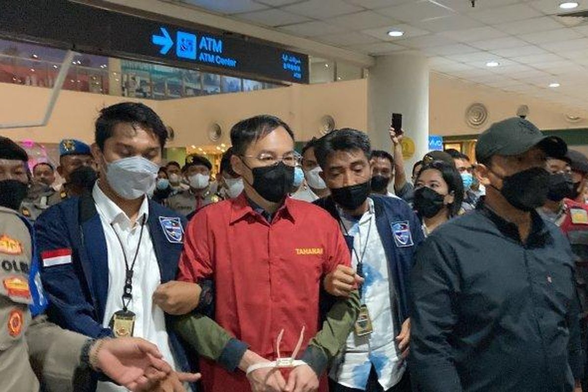 Apin BK (baju tahanan warna merah), tersangka bandar judi online asal Medan, tiba di Bandara Internasional Kualanamu, Deli Serdang, Senin (17/10/2022) sekitar pukul 18:00 WIB 

