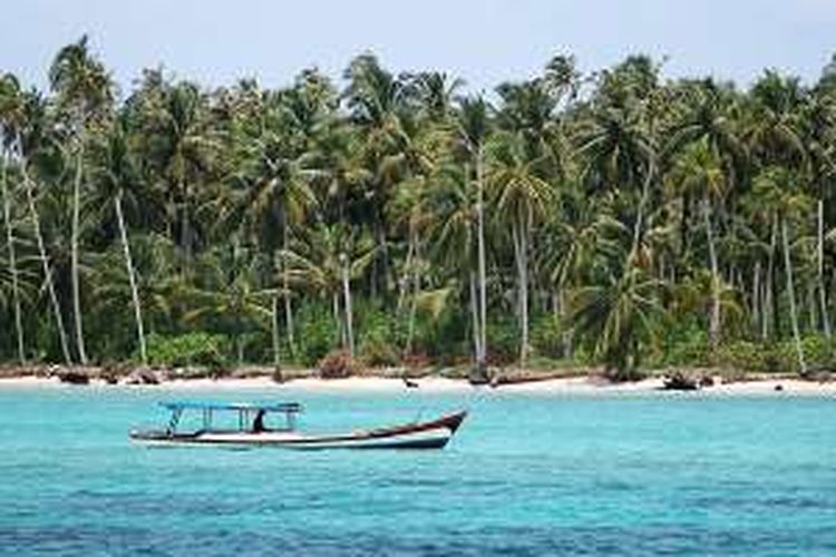 Kondisi pantai yang masih asri di kawasan Pulau Banyak, Kabupaten Aceh Singkil, Provinsi Aceh, Minggu (24/7/2016). Pulau Banyak merupakan salah satu tujuan wisata yang diminati di Aceh. Namun, akses transportasi menuju kawasan itu masih minim. Infrastruktur penunjang wisata lainnya pun masih minim di pulau tersebut, seperti infrastruktur jalan. Akibatnya, potensi wisata pulau itu belum bermanfaat/berkontribusi optimal untuk warga. 