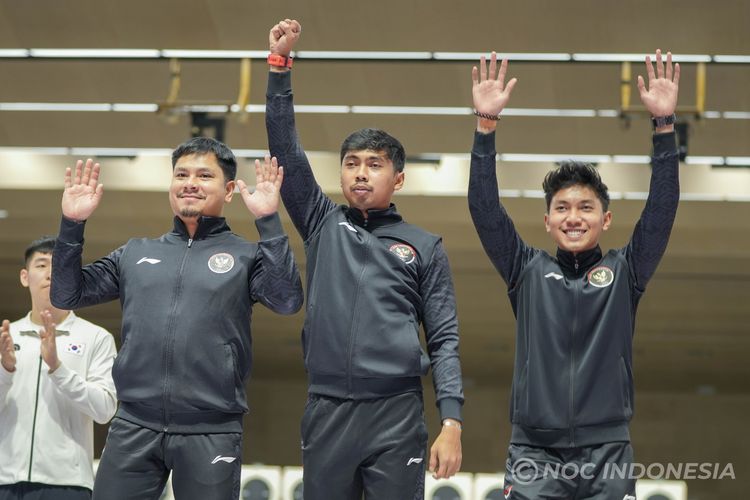 Tim menembak Indonesia usai berlaga di Fuyang Yinhu Sports Centre, Selasa (26/9/2023). Pada 26 September 2023 ini tim menembak Indonesia berhasil meraih medali perunggu Asian Games 2022 pada nomor 10m running target mixed run team.