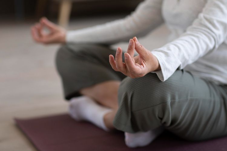 Cara meditasi bagi pemula adalah dengan mencari posisi yang nyaman, tidak selalu dengan duduk bersila.