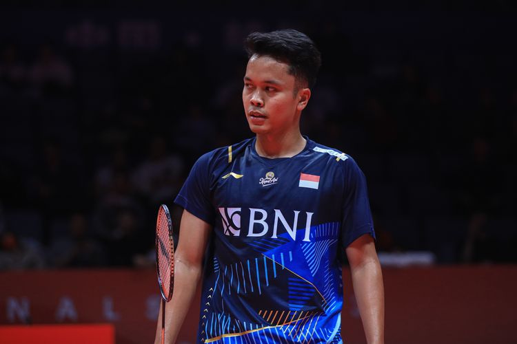 Anthony Sinisuka Ginting saat melawan Kodai Naraoka (Jepang) pada matchday pertama Grup A BWF World Tour Finals 2023 di Hangzhou Olympic Sports Centre Gymnasium, China, Rabu (13/12/2023). 