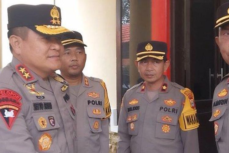 Kapolda Sulawesi Selatan, Irjen Pol Setyo Boedi Moempoeni Harso saat mengunjungi Markas Polres Jeneponto, Kamis (27/4/2023). Kunjungan dilakukan setelah Mapolres Jeneponto dirusak OTK pada Kamis dini hari.