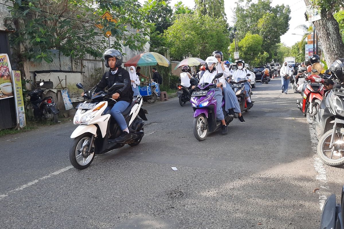 Sejumlah siswa SMA mengendarai motor usai pulang sekolah di depan SMAN 1 Blora, Selasa (7/3/2023)
