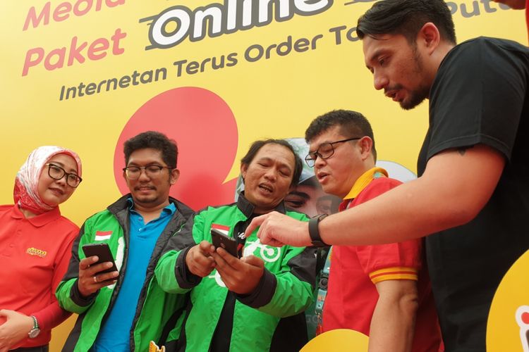 (Kiri-kanan): Turina Farouk, Head Corporate Communication, mitra Gojek, Swandi Tjia ( Group channel management Indosat Ooredoo), dan Michael Say, VP Corporate Affairs Gojek di acara peluncuran Paket Gaspol Indosat Ooredoo di Jakarta, Selasa (12/2/2019).
