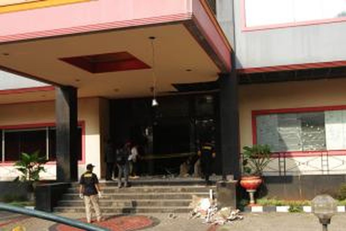 Tim Puslabfor melakukan olah tempat kejadian perkara (TKP) terjadinya ledakan di Gedung Multi Piranti Graha, Duren Sawit, Jakarta Timur, Senin (16/11/2015). Ledakan yang menghancurkan kaca depan gedung dan melukai seorang penjaga keamanan ini diduga berasal dari granat tangan.