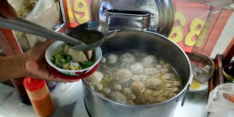 Cirikhas favorit pelanggan Bakso Beranak pak Gayeng ialah memiliki aneka rasa. Saat Gayeng membelahnya, terlihat delapan bakso kecil beraneka rasa didalamny, Jumat (14/7/2017).