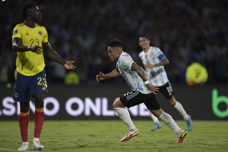 Penyerang Argentina Lautaro Martinez (tengah) berselebrasi setelah mencetak gol ke gawang Kolombia pada pertandingan Kualifikasi Amerika Selatan Piala Dunia 2022 Argentina vs Kolombia di Stadion Mario Kempes di Cordoba, Argentina pada 1 Februari 2022.