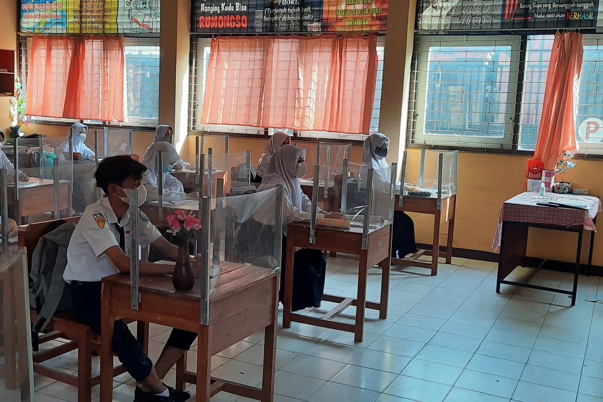 Melihat pembelajaran tatap muka di SMPN 2 Blora, Senin (29/3/2021)