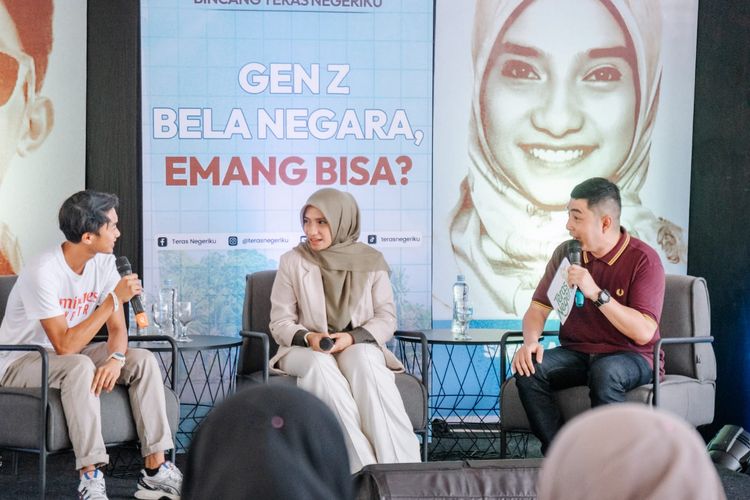 Kementerian Komunikasi dan Informatika (Kemenkominfo) menggelar acara ?Bincang Teras Negeriku: Gen Z Bela Negara, Emang Bisa?? di Bangka Belitung (Babel), Rabu (17/7/24). Acara ini bertujuan untuk mengajak para anak muda, khususnya generasi z (gen z) di Babel untuk turut serta dalam aksi bela negara.