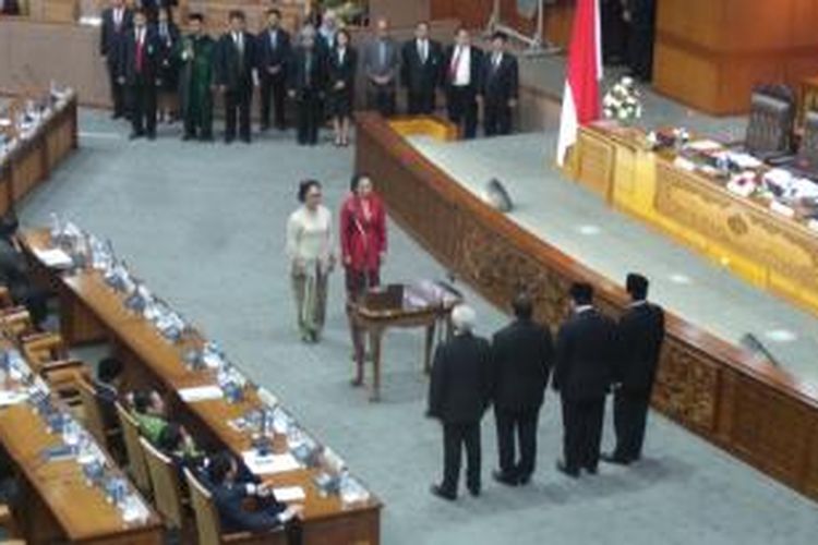 Dua politisi PDI Perjuangan Eva Kusuma Sundari dan Tuti Roesdiono dilantik sebagai anggota Dewan Perwakilan Rakyat.