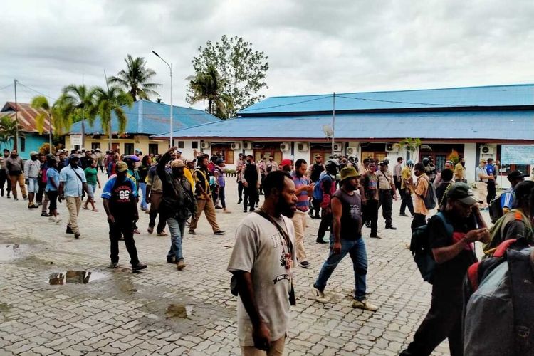 Ratusan massa yang melakukan protes atas hasil seleksi CPNS 2018, melakukan aksi pengrusakan kantor Bupati Keerom dan membakar Kantor Disnaker dan BPMK Keerom, Papua, Kamis (1/10/2020)