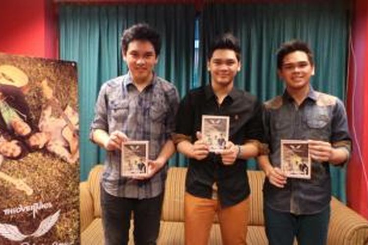 TheOvertunes (dari kiri ke kanan): Mada Emmanuelle, Mikha Angelo, dan Reuben Nathaniel