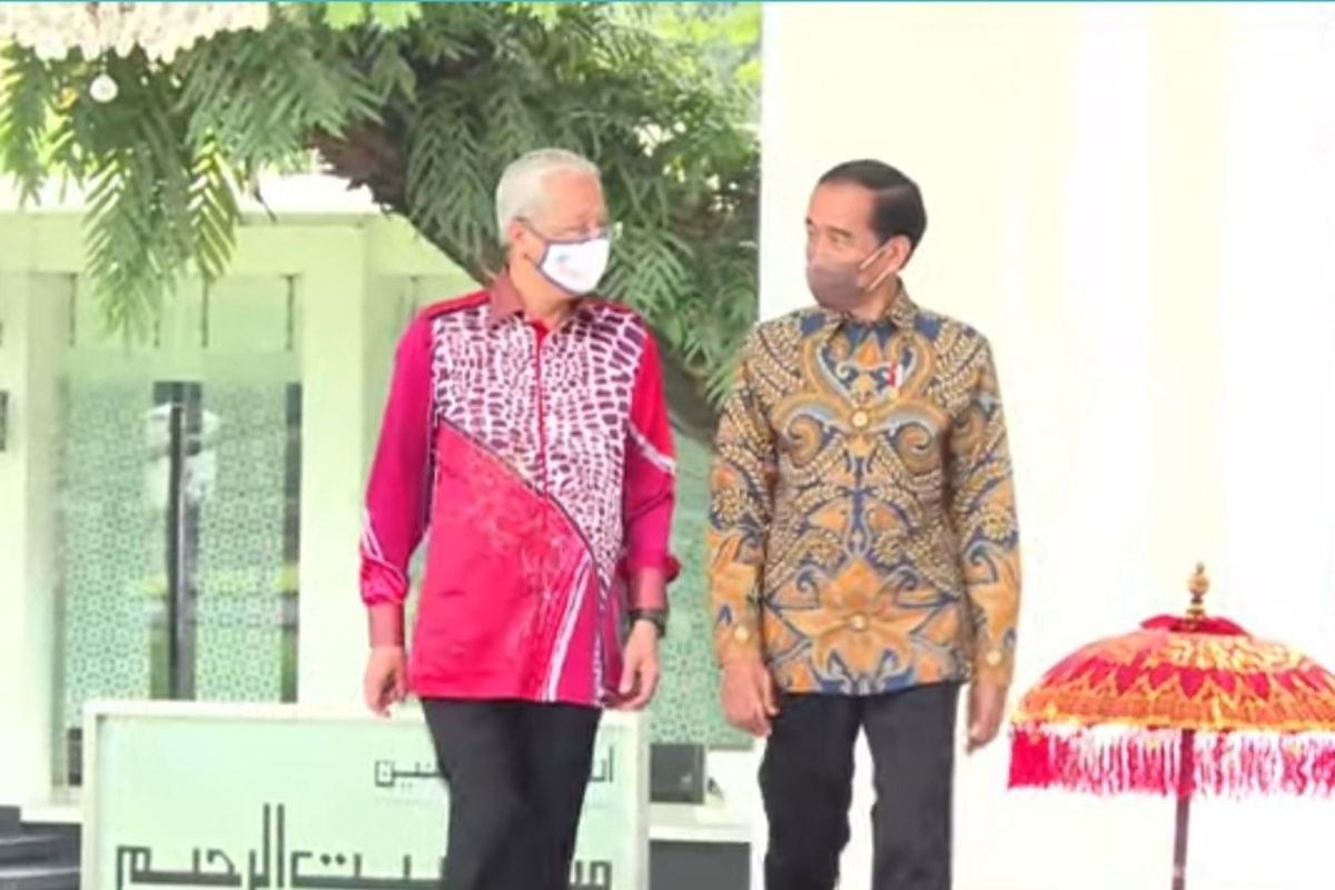 Indonesia's President Joko Widodo (right) meets with Malaysia's Prime Minister Dato' Sri Ismail Sabri Yaakob (left) at Merdeka Palace in Jakarta on Friday, April 1, 2022. 