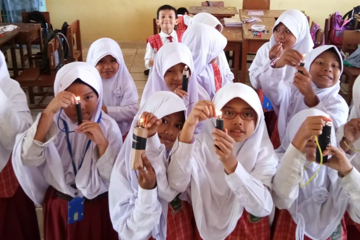 Siswa kelas empat Madrasah Ibtidaiyah Negeri (MIN) 1 Balikpapan, Kalimantan Timur terlihat antusias, gembira dan senang belajar IPA di kelas yang diampu oleh guru mereka, Wiwik Kustinaningsih.