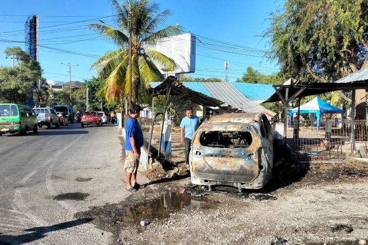 Mobil minibus jenis Toyota Rush terbakar dan menabrak pagar kantor pos polisi lalu lintas Polres Kupang Kota, Nusa Tenggara Timur (NTT) pada Jumat (24/5/2024)