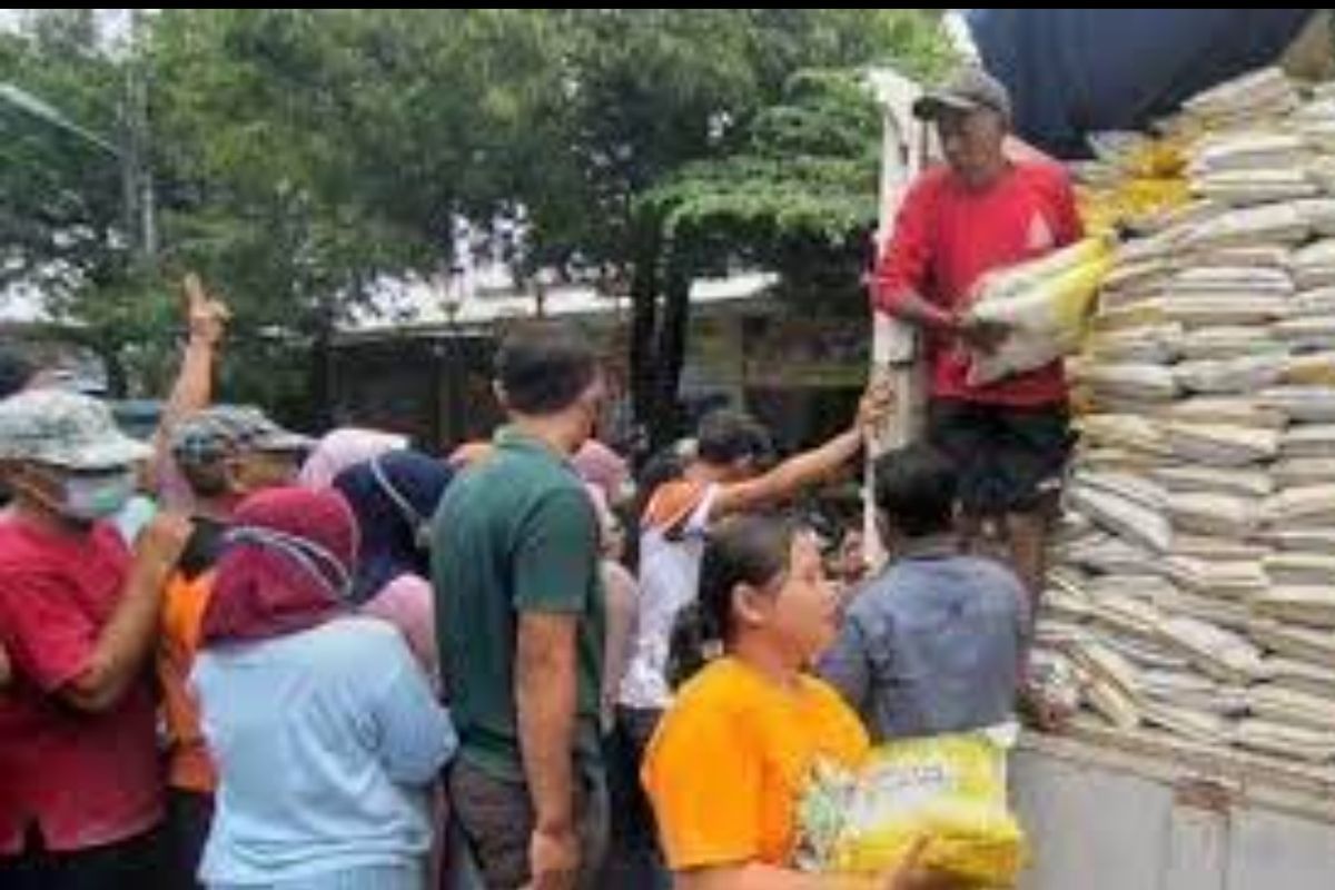 Harga beras medium di Pasar Besar Ngawi masih mencapai Rp 16.000. Dinas Perdagangan Perindustrian dan Tenaga Kerja Kabupaten Ngawi, Jawa Timur akan melakukan operasi pasar beras murah pada Maret 2024.