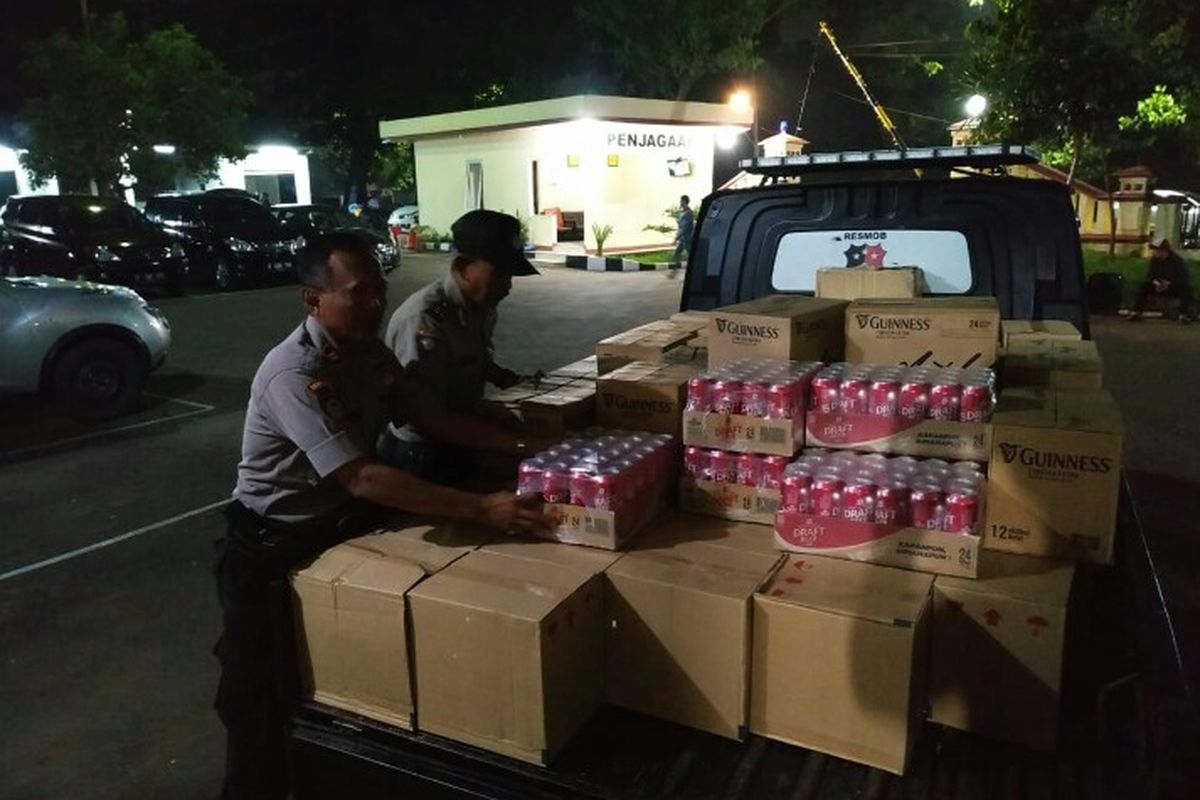 Polsek Pondok Aren menggelar razia menjelang natal dan tahun baru di kawasan Pondok Kacang Barat, Pondok Aren, Tangerang Selatan. Dalam operasi yang dilakukan sejak satu minggu terakhir berhasil menyita 2.463 botol minuman keras (miras)  berbagai merek. 