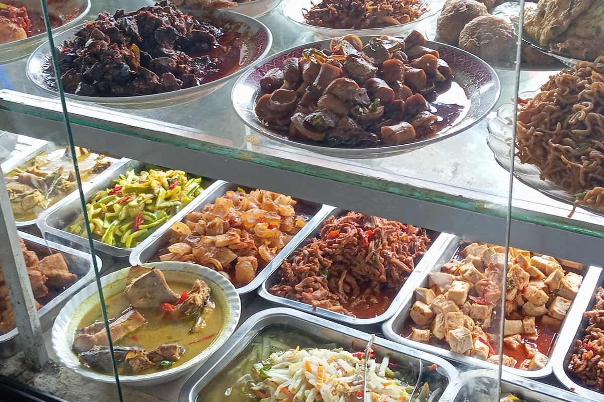 Menu masakan di salah satu warteg di Kemayoran, Jakarta Pusat, Kamis (18/7/2024).