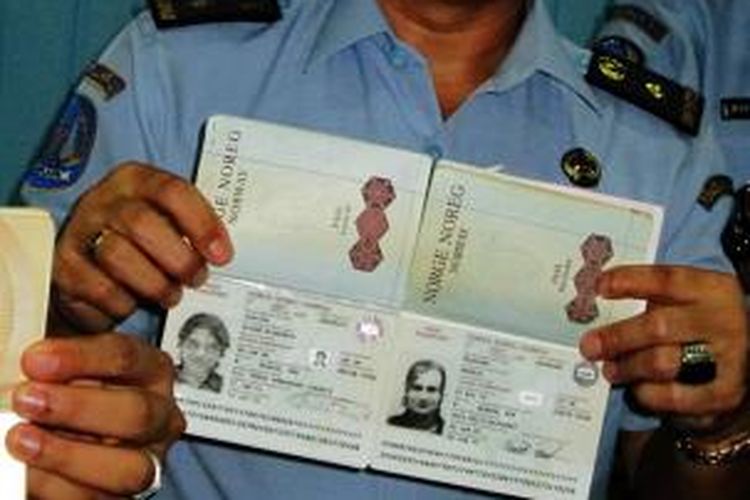Dua paspor milik warga negara asing yang dideportasi dari Bali.