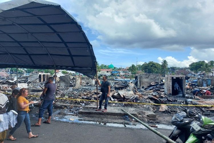 Lokasi kebakaran permukiman di Manado. Tampak rumah warga ludes terbakar. Terlihat para warga yang terdampak berada di dekat lokasi kebakaran, Selasa (15/2/2022) pukul 11.12 Wita.