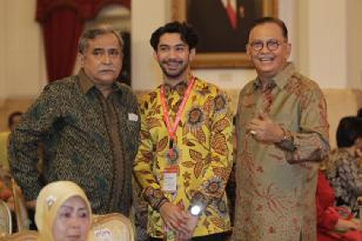 Aktor tiga generasi Slamet Rahardjo, Reza Rahadian dan Roy Marten (kiri ke kanan) hadir dalam acara peringatan Hari Film Nasional, di Istana Negara, Jakarta, Senin (30/3/2015). Acara yang dihadiri Presiden Joko Widodo dan ratusan insan perfilman ini diisi dengan pemberian penghargaan kepada insan-insan yang berjasa dalam perfilman Indonesia dan nonton film bersama.