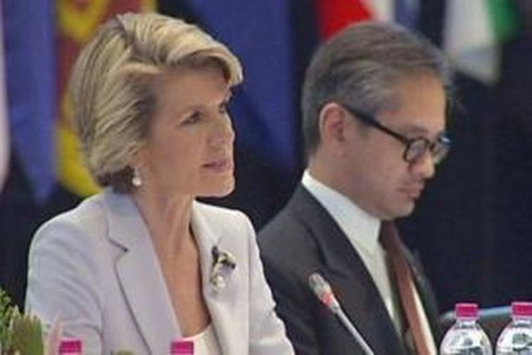 Menlu Australia Julie Bishop dan Menlu Indonesia Marty Natalegawa bertemu di Denpasar, Bali untuk membahas isu dugaan spionase yang dilakukan Australia terhadap Indonesia.