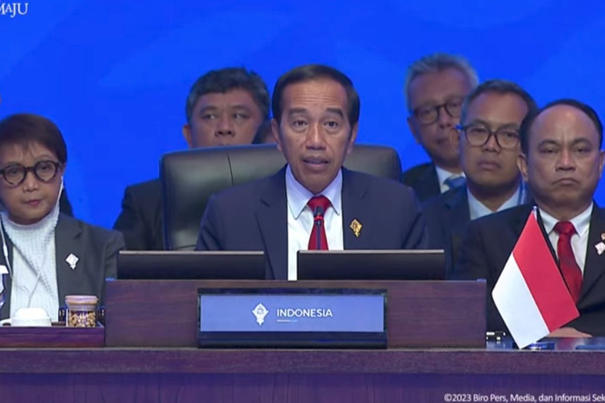 Presiden Joko Widodo didampingi Menlu Retno Marsudi, Menkominfo Budi Arie Setiadi dan Jubir Menko Marves Jodi Mahardi saat membuka KTT AIS Forum 2023 di Nusa Dua, Bali, pada Rabu (11/10/2023).