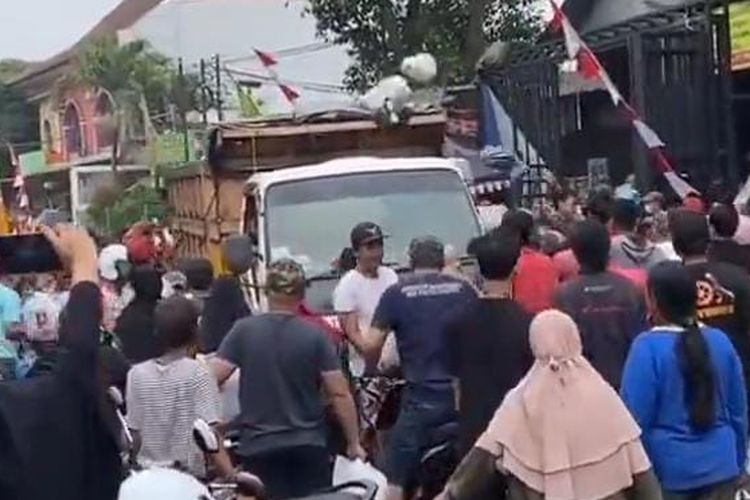 Tangkapan layar dari video yang menunjukkan warga melempar plastik berisi sampah ke truk oengakut sampah di Depo Lapangan Karang, Kotagede, Kota Yogyakarta, DIY
