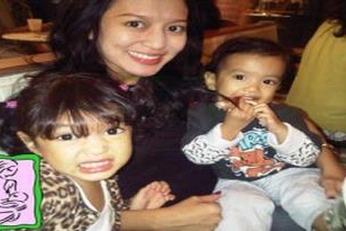 Dewi Indira, konselor laktasi AIMI, beserta sang buah hati. 