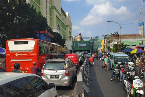 PKL Caplok Trotoar, Jalan di Depan Pasar Tanah Abang Macet Parah