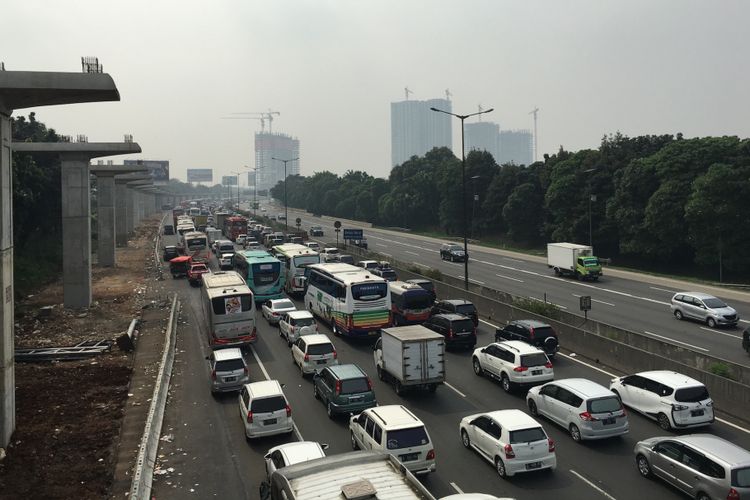 Kemacetan Tol Jakarta-Cikampek H-2 Lebaran, Bekasi, Jumat (23/6/2017).