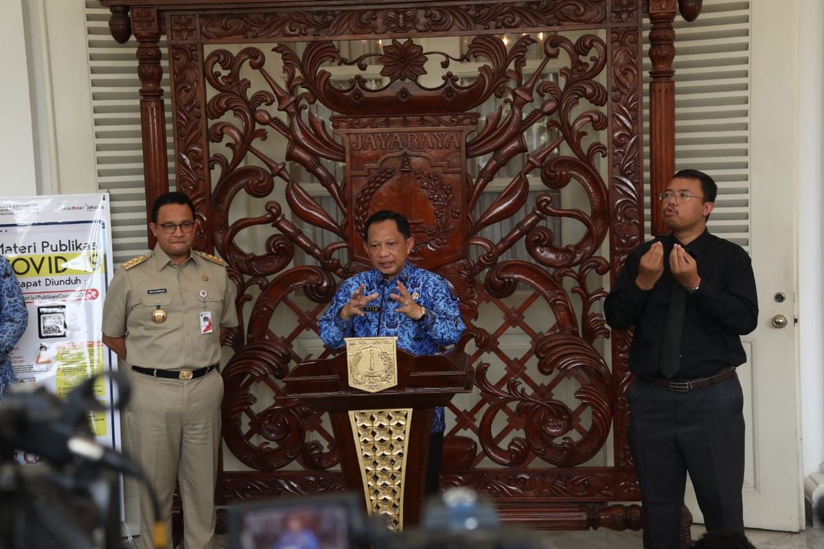Gubernur DKI Jakarta Anies Baswedan dan Mendagri Tito Karnavian di Pendopo, Balai Kota, Jakarta Pusat, Selasa (17/3/2020)