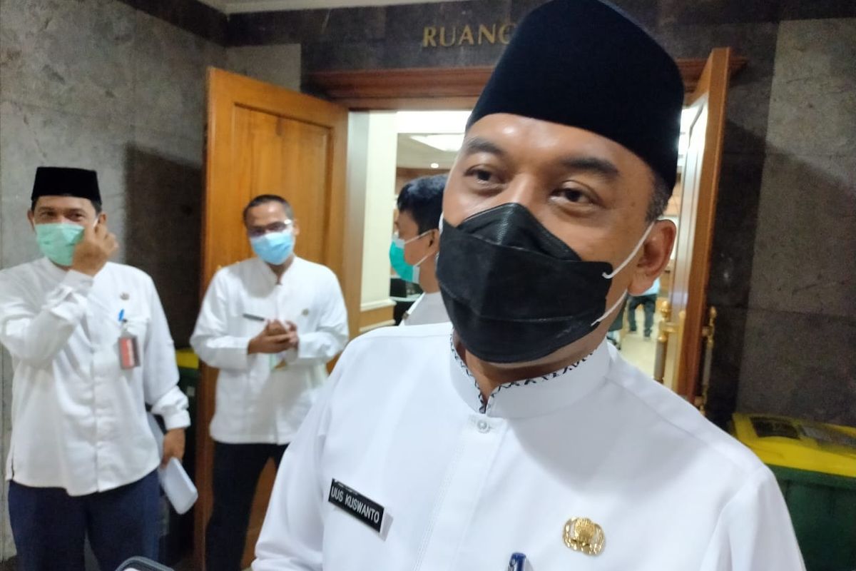Walikota Jakarta Barat Uus Kuswanto, ditemui usai memimpin rakor virtual penanggulangan bencana tingkat kota Jakarta Barat, di ruang pola, Jumat (23/10). 
