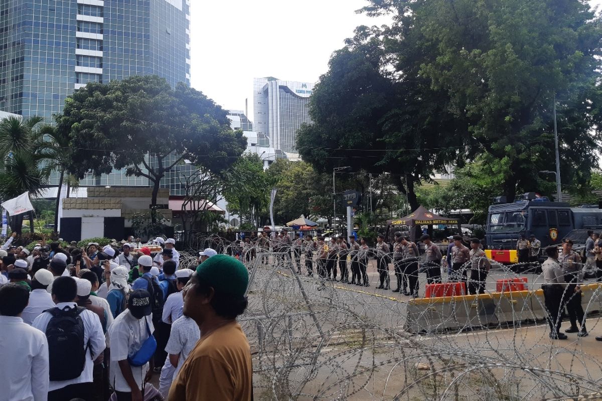 Barier kawat besi yang membatasi pengunjuk rasa dengan aparat di jalan Medan Merdeka Barat, Jakarta Pusat, Jumat (21/2/2020)