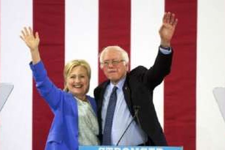 Bernie Sanders dan Hillary Clinton untuk pertama kali berada dalam satu panggung pada masa kampanye. Sanders, dalam kampanye di Portsmouth, New Hampshire, Selasa (12/7/2016),  berjanji melakukan apa saja untuk mencegah Donald Trump memenangkan Pilpres AS.
