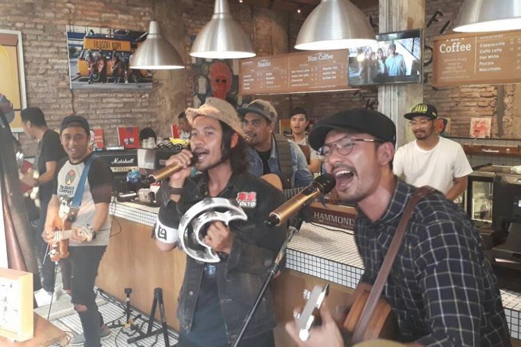 Rio Dewanto dan Chicco Jerikho membawakan lagu remake milik Sheila on 7 berjudul Sahabat Sejati yang diaransemen oleh Glenn Fredly di Kedai Filosofi Kopi, Melawai, Jakarta Selatan, Selasa (23/5/2017).