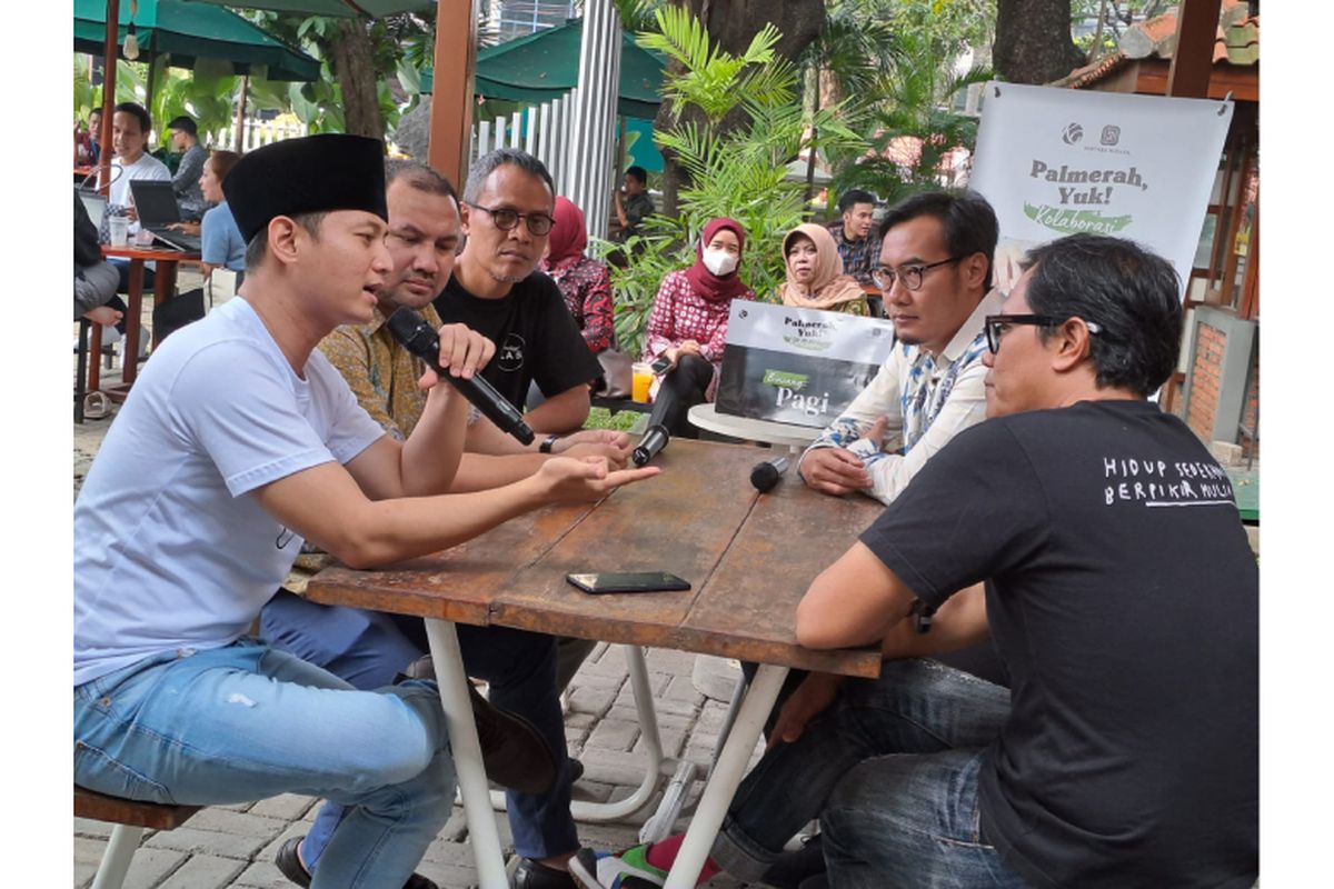 Bupati Trenggalek Mochamad Nur Arifin membeberkan sejumlah alasan pemilihan komoditas bambu untuk mendongkrak ekonomi masyarakat Kabupaten Trenggalek sekaligus melestarikan lingkungan. Hal ini disampaikan dalam acara Pasar Lestari bersama narasumber Lead Konsorsium IDSDB Herman Suparman, Kasubdit Energi Kementerian Investasi Yanuar Fajari, dan pendiri SPEDAGI Singgih S Kartono. Pasar Lestari yang digelar di selasar Bentara Budaya Jakarta, Jumat (19/5), merupakan bagian akhir dari program IDSDB 2021-2023. 