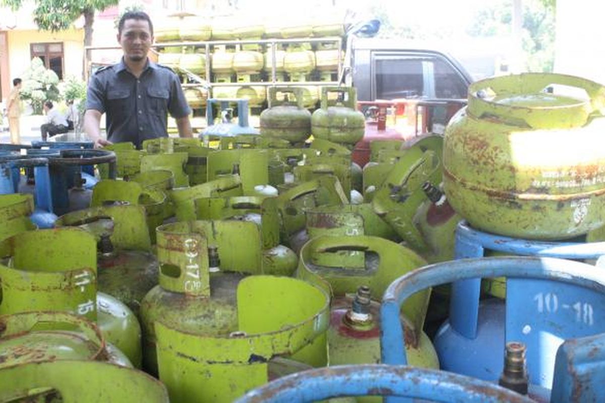 Ratusan tabung LPG diamankan Polres Pasuruan dari tiga tersangka yang sudah diamankan dari gudang pangkalan LPG di daerah Kejapanan Gempol Pasuruan.