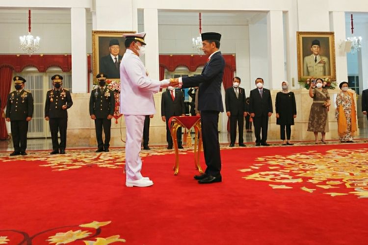 Presiden Joko Widodo menyerahkan tongkat komando usai melantik Laksamana Yudo Margono sebagai Panglima Tentara Nasional Indonesia (TNI) di Istana Negara, Senin (19/12/2022).