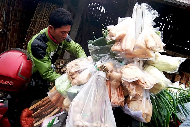 Farid, salah satu pedagang sayur dari Kelompok Etek Lawu yang tetap berjualan saat pandemi virus corona saat ditemui di Pasar Sayur Magetan, Senin (6/4/2020).