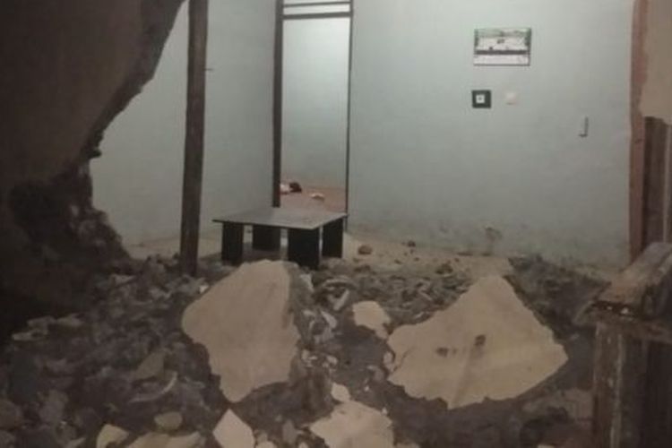 Puluhan rumah rusak akibat gempa dengan magnitudo 7,2. 