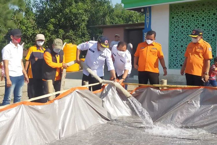 Droping air bersih di desa Banjar Banggi Kecamatan Pitu Kabupaten Ngawi Jawa Timur, Rabu (29/9/2021).