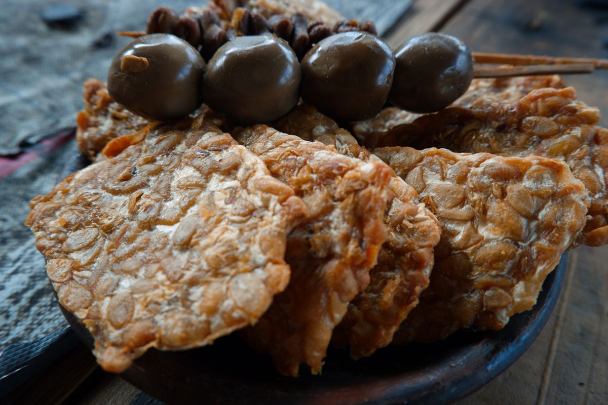 Ilustrasi tempe goreng dan sate telur untuk lauk makan soto. 