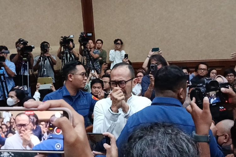 Direktur Utama PT Pertamina Patra Niaga (PPN) sekaligus terdakwa Riva Siahaan menangis ketika masuk dalam ruang sidang untuk mengikuti sidang pembacaan putusan atau vonis di kasus dugaan korupsi tata kelola minyak mentah dan produk kilang PT Pertamina Persero, Pengadilan Tipikor Jakarta, Kamis (26/2/2026). 