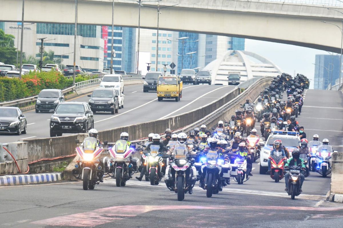 Kodam Jaya dan Polda Metro Jaya melakukan patroli, Senin (14/12/2020).